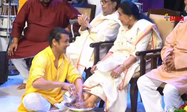 সোনু নিগম পা ধুয়ে দিলেন আশা ভোঁসলের!