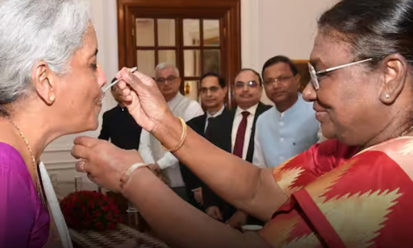 বাজেট পেশের আগে অর্থমন্ত্রীকে কি খাওয়ালেন রাষ্ট্রপতি?