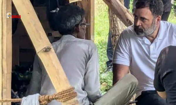 গাড়ি থেকে নেমে জুতো সেলাই শিখলেন রাহুল গান্ধী!