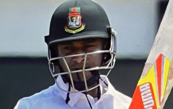 Shakib Al Hasan | ব্যাট করার সময় কী কামড়াচ্ছিলেন শাকিব?