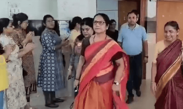 RG Kar-এ সিনিয়র ডাক্তারদের ‘গার্ড অফ অনার’ জুনিয়রদের