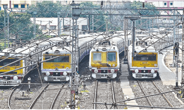 Durga Puja | পুজোয় হাওড়া-শিয়ালদহ থেকে লাস্ট ট্রেন কখন?