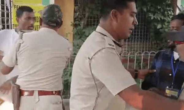 WB By Election | হাড়োয়ায় তৃণমূল এজেন্টের সঙ্গে বচসা বিজেপি প্রার্থীর