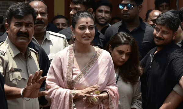 Actress Kajol | মা ভবতারিণীর দর্শন করতে দক্ষিণেশ্বরে অভিনেত্রী কাজল