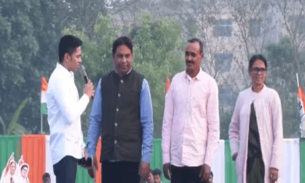 Abhishek Banerjee | অভিষেকের সঙ্গে ব়্যাম্পে হাঁটা ৩ ‘মৃত’ ভোটারকে নিয়ে জেলাশাসকের রিপোর্ট চাইল কমিশন!