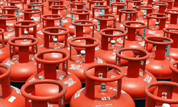 LPG cylinder price | বছরের শুরুতেই দাম বাড়ল গ্যাসের, কত টাকা?