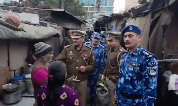 পিঠে স্ক্যান, গায়ে যন্ত্র ঠেকিয়ে বাংলাদেশি খুঁজছে যোগীর পুলিশ!